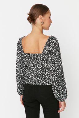 Trendyolmilla Siyah Cicek Desenli Fitted/Vucuda Oturan Kare Yaka Burumcuk/Dokulu Orme Bluz TWOAW22BZ0254 фото 5