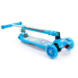 Самокат детский 57х25,7х75см, полипропилен, складная ручка, светящиеся колеса, с наклейкой V1, голубой (Китай)