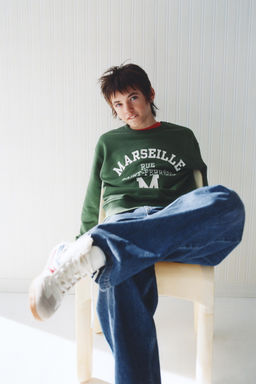 SUDADERA TEXTO RELIEVE / Verde