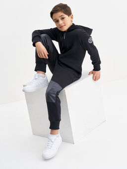 Черный комбинезон с наколенниками для мальчика