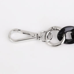 Цепочка для сумки, пластиковая, с карабинами, 23 17 мм, 68 см, цвет чёрный/серебряный - Арт узор фото 2