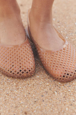 RUBBERISED-EFFECT SLINGBACK SHOES - Zara фото 6