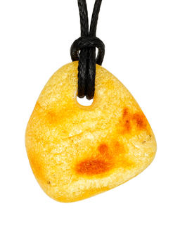 Миниатюрная объемная подвеска из светлого текстурного янтаря