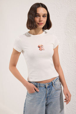 Ekru Pamuklu Kopek Bask?l? Vucuda Oturan Esnek Orme T-Shirt TWOSS25TS00095