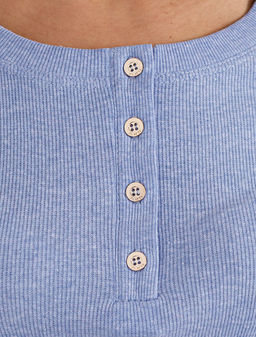 Лонгслив облегающий из фактурного трикотажа в рубчик с круглым вырезом на пуговицах - Vilatte фото 2