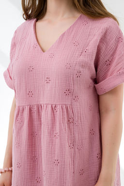 Летнее платье с вышивкой пудровое