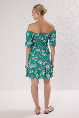 Yesil Cicekli Gipeli Baglama Detayl? Belden Ac?lan Esnek Midi Elbise Orme Elbise TWOSS24EL01059 - Trendyolmilla фото 4