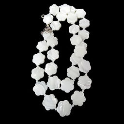 Бусы из перламутра белые цветы 45см