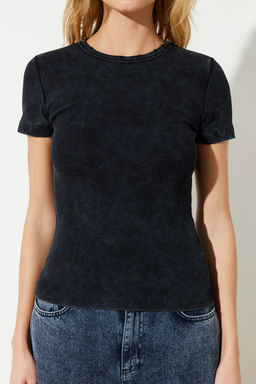 TRENDYOLMILLA Siyah Eskitme/Soluk Efektli Basic Fitilli Pamuklu Esnek Orme T-Shirt TWOSS24TS00000 фото 4