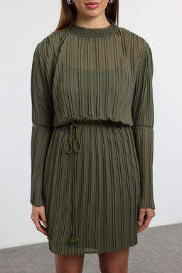 Trendyolmilla Siyah Kusakl? Etegi Belden Ac?lan Pliseli Mini Dokuma K?sl?k Elbise TWOAW25EL00496  фото 8