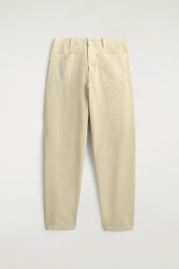 VAQUEROS STRAIGHT LEG CON BOLSILLOS DE PARCHE