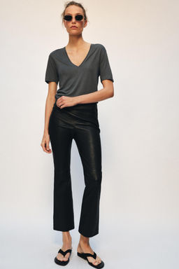 CAMISETA ESCOTE PICO FLUIDA / Plomo oscuro