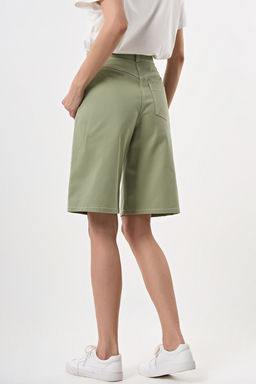 Шорты бермуды из джинсовой ткани светло-зеленые