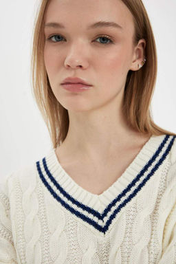 Женский крутой вязаный свитер обычного кроя с v-образным вырезом и плетеной полоской - Defacto фото 7