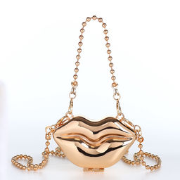 Сумка мини-клатч на магните, в форме губ, жёсткий корпус, на длинной цепочке, золотистая