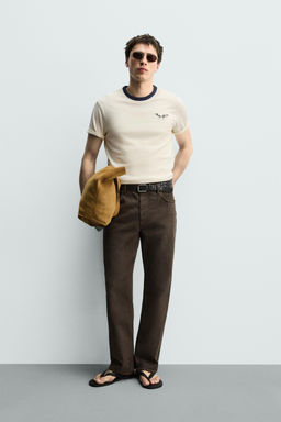 CAMISETA REGULAR FIT BORDADO CONTRASTE / Crudo