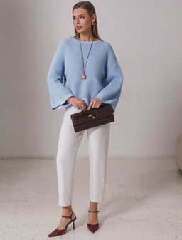 Укороченный джемпер с широкими рукавами рельефной вязки из хлопка с акрилом