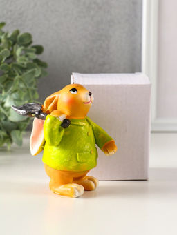 Фигурка полистоун Зайчик с лопатой, в зелёном пальто, 6?7.5?9.5 см