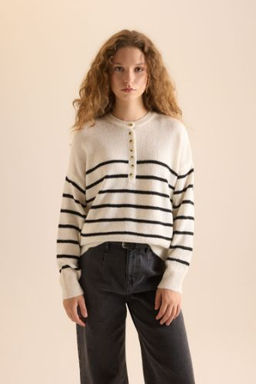 Oversize Genis Kal?p Dugmeli Yaka Triko Kazak