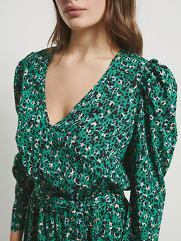 V Yaka Desenli Elbise