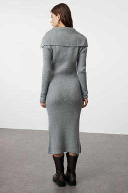 TRENDYOLMILLA Antrasit Midi Triko Yumusak Dokulu Devrik Yaka Elbise TWOAW25EL00016  фото 5