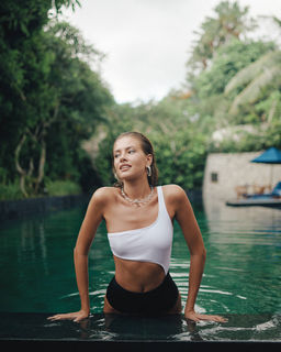 CONTE Слитный купальник на одно плечо с высоким вырезом по талии ACCENT black-white - Conte elegant фото 5