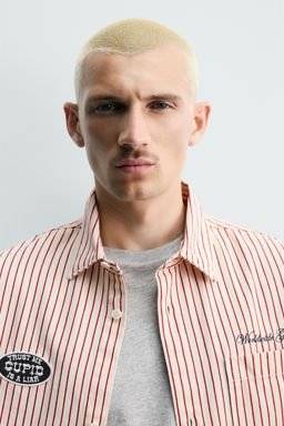SOBRECAMISA RAYAS PARCHE CONTRASTE / Rojo