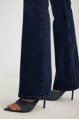 TRENDYOLMILLA Koyu Mavi Yuksek Bel Flare Jeans TWOSS25JE00109  фото 4