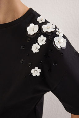 TRENDYOLMILLA Siyah Oversize/Genis Kal?p Aksesuar Detayl? Orme T-Shirt TWOSS25TS00030  фото 3