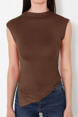 Kahverengi Dik Yaka Buzgu/Drape Detayl? Fitted/Vucuda Oturan Asimetrik Orme Bluz TWOSS24BZ00534