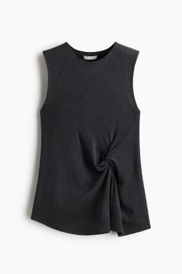 Top con detalle girado