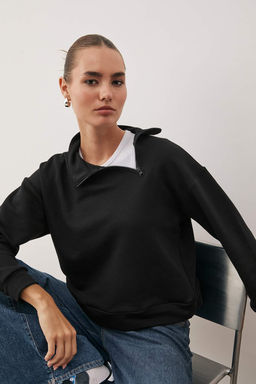 Siyah Dik Yaka Asimetrik Fermuar Detayl? Regular Orme Sweatshirt TWOAW26SW00232