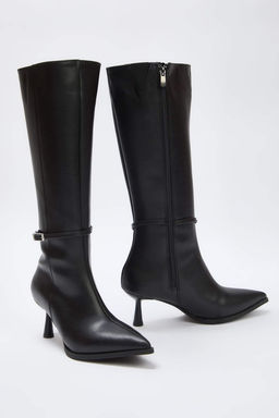 Siyah Bant Toka Detayl? Sivri Burun Kad?n 6,5 cm Ince Topuklu Cizme
TAKAW26CZ00011