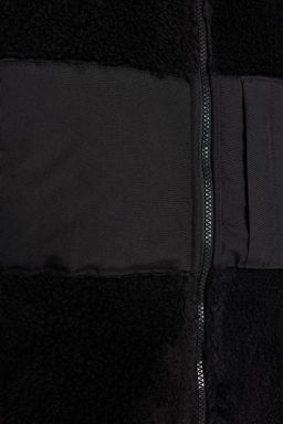 Trendyolmilla Man Siyah Regular Fit Dik Yaka Kumas Bloklu Pelus K?sl?k Yelek TMNAW24YE00000  фото 5