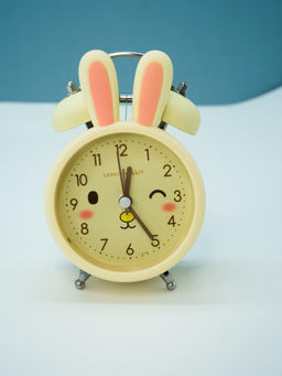 Часы-будильник Cute rabbit, yellow (6х9,5 см)