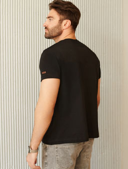 Футболка из премиального хлопка с авторским принтом