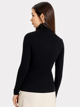 Черный прилегающий джемпер с воротником-стойкой