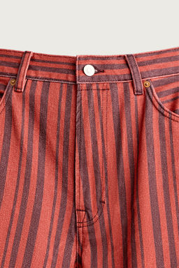 PANTAL?N STRAIGHT FIT RAYAS / Rojo