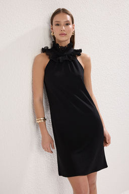 TRENDYOLMILLA Siyah Duz Midi Yaka Detayl? Krep Esnek Orme Elbise TWOSS25EL00065