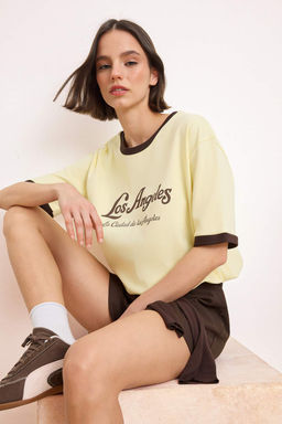 Ac?k Sar? Slogan Oversize/Genis Kal?p Dusuk Kol K?sa Kollu %100 Pamuk Orme T-Shirt TWOSS26TS00193