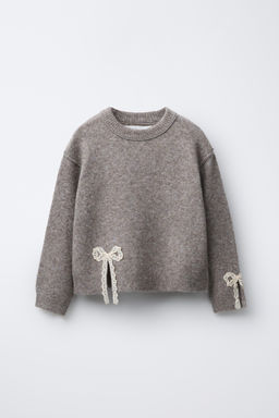 KNIT SWEATER WITH LACE BOWS