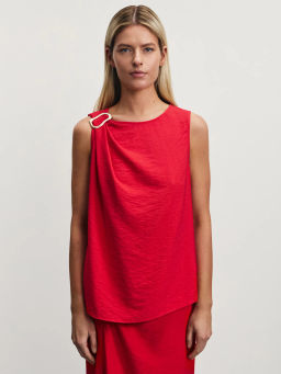 Блузка-топ с декоративной брошью из вискозы / Zarina  фото 3