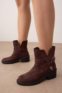 Kahverengi Suet Metal Toka Detayl? Yuvarlak Burun Blok Topuklu Kad?n Bot
TAKAW26BO00077 - Trendyolmilla фото 2