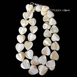 Бусы из перламутра бежевые сердечки 45см