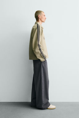 SUDADERA BOXY FIT BORDADOS BANDAS / Tostado