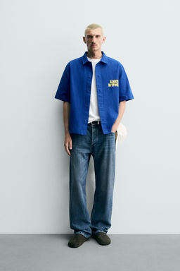 CAMISA RELAXED FIT ESTAMPADO CESTA / Azul