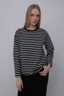 Черно-белый лонгслив в горизонтальную полоску