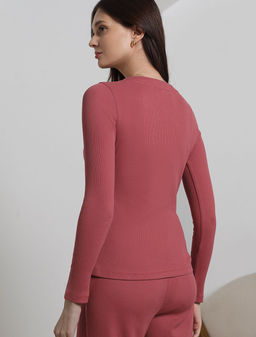 Лонгслив облегающий из фактурного трикотажа в рубчик с круглым вырезом на пуговицах - Vilatte фото 3