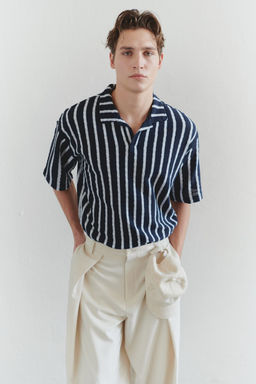 TRENDYOL MAN Limited Edition Lacivert Cizgili Triko Gorunumlu Polo Yaka T-shirt TMNSS25PO00011
