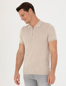 Бежевая приталенная трикотажная футболка с воротником-поло